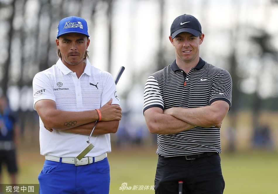 李昊桐在比赛中优雅挥杆，身影与广阔的比赛场地融为一体，展现出从容姿态