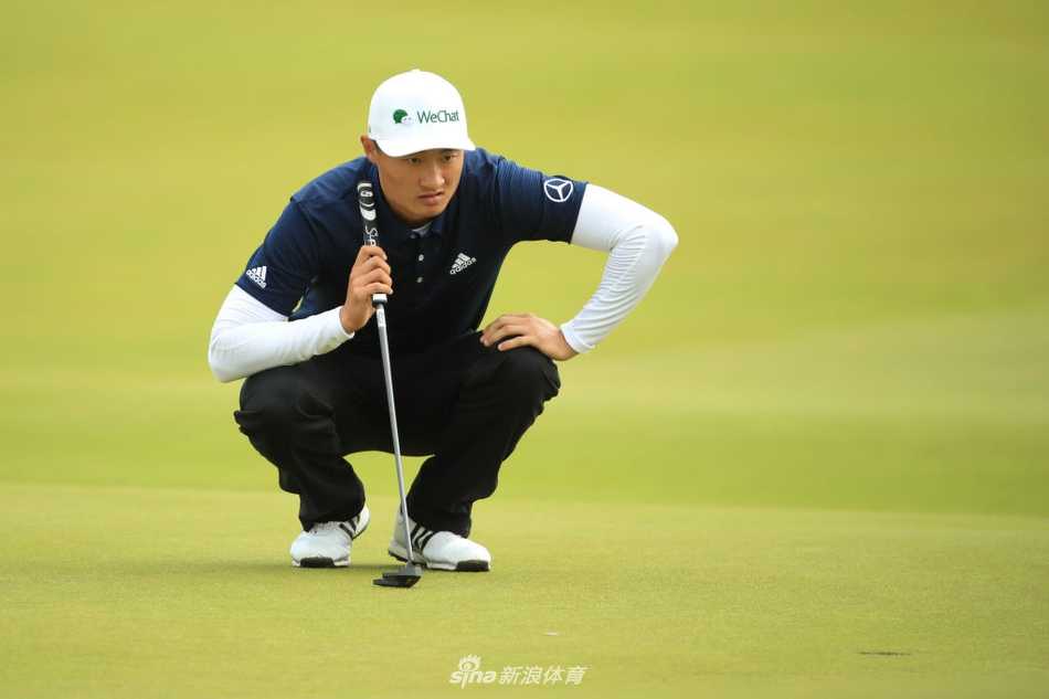 里奇-福勒身着橙色战袍，在苏格兰的阳光下进行关键推杆，表情专注而坚定