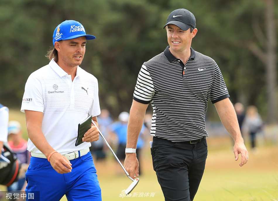 麦克罗伊在苏格兰公开赛首轮中全神贯注，他凝视小球飞行轨迹，身后是典型的林克斯地貌