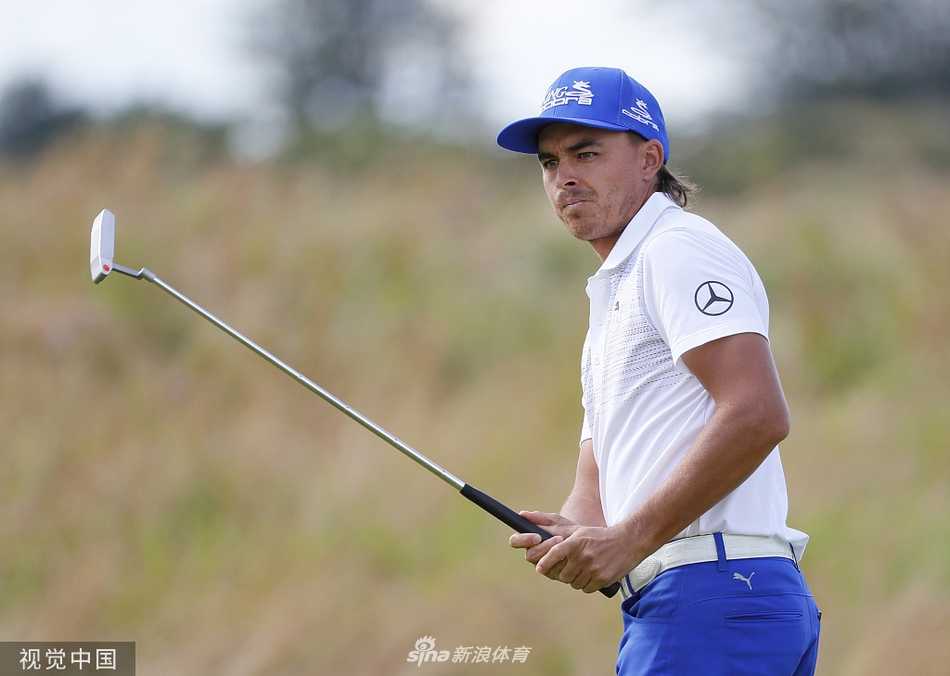 广阔的比赛现场，观众聚集在沙坑环绕的果岭旁，期待着选手的精彩一击