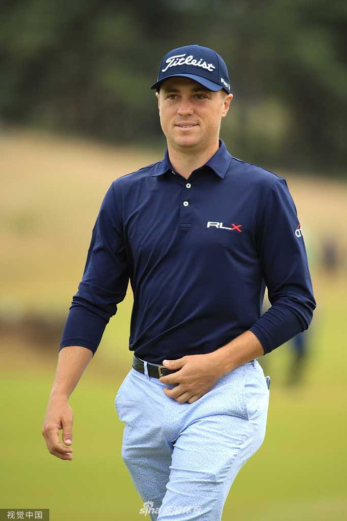 贾斯汀-托马斯在长草中观察球位，眉头微蹙，思考着如何化解困难局面