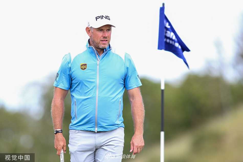 选手在经典的林克斯球道中行进，远方是苏格兰特有的连绵丘陵与天空