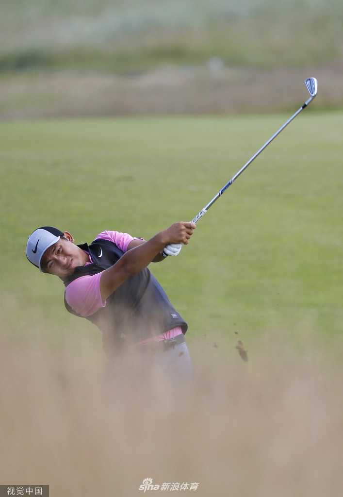 埃多奥多-莫里纳利以冷静姿态进行推杆，展现出大满贯冠军的沉稳风范