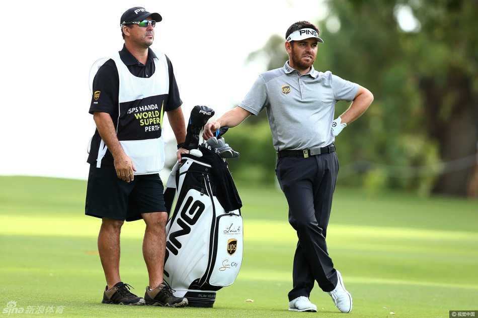 珀斯世界超级六洞赛本土老将拉姆福德霸气夺冠 南非名将路易·乌修仁在长草中奋力挥杆救球,身体展现出强大的扭转力量与平衡感。