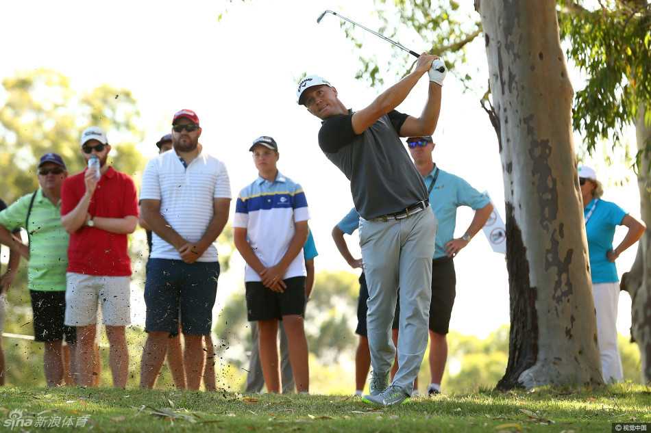 珀斯世界超级六洞赛本土老将拉姆福德霸气夺冠 布雷特·拉姆福德在果岭边凝神观察推杆线路,表情专注而冷静,手握推杆准备决定胜负一击。