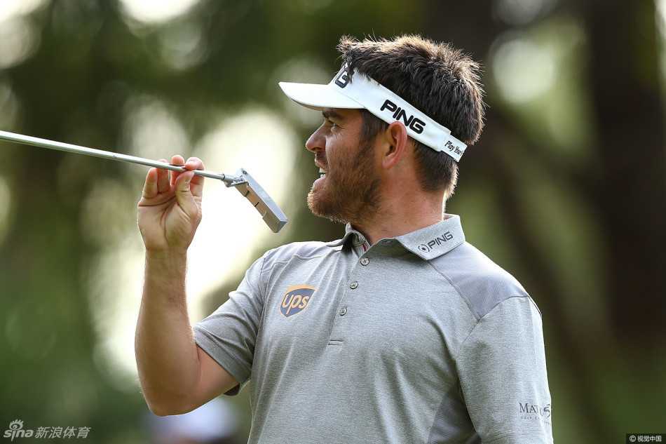 珀斯世界超级六洞赛本土老将拉姆福德霸气夺冠 一位本土新星球手在沙坑中成功打出爆炸式击球,沙砾飞扬,小球精准飞向果岭旗杆方向。