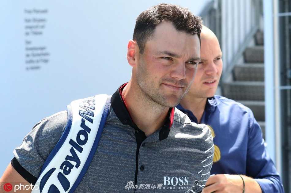 马丁·凯梅尔在练习果岭边沉思，阳光勾勒出他专注的侧影，仿佛正在构思比赛日的进攻策略。