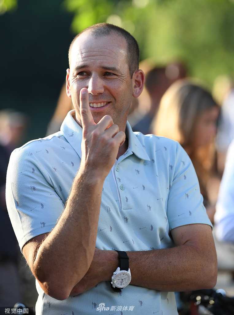 一位超模身着优雅礼服，与身着高尔夫赛服的凯梅尔并肩而立，时尚与运动的碰撞在此刻定格。