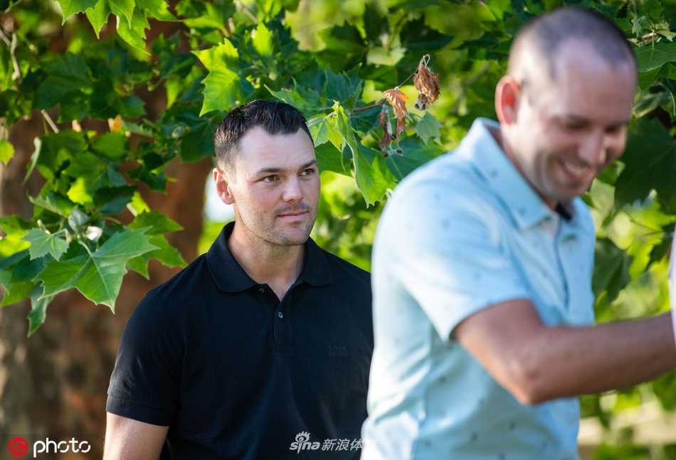 塞尔吉奥·加西亚露出招牌式灿烂笑容，正向热情的观众挥手致意，手中球帽似乎下一秒就要抛向人群。