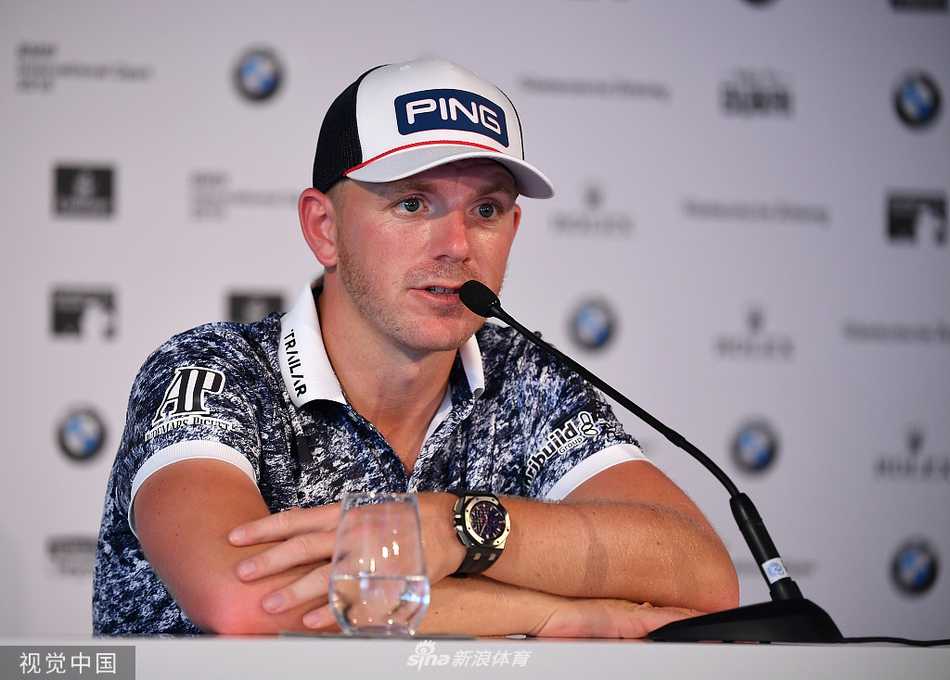 发布会现场全景，凯梅尔、加西亚与嘉宾们齐聚台前，背景是巨大的BMW国际公开赛标志，气势恢宏。