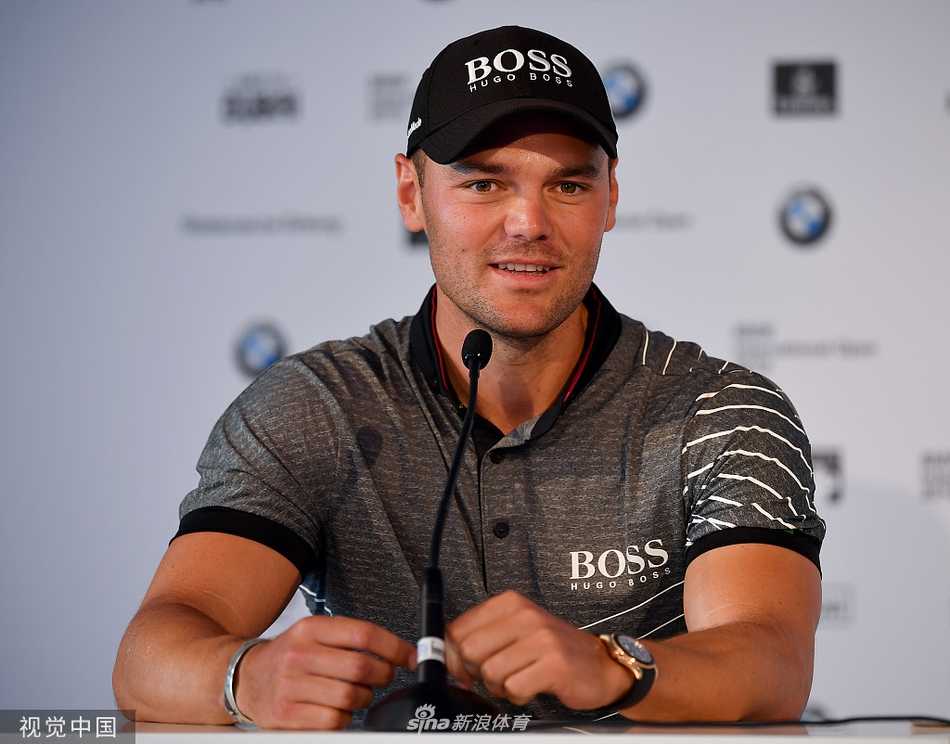 凯梅尔在黄昏的练习场上独自挥杆，身影被拉长，宁静而坚定，充满大赛前夕的专注与孤独感。