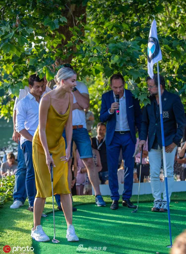 一位超模特写镜头，她手持高尔夫球，眼神望向远方球场，优雅中透露出对这项运动的欣赏。