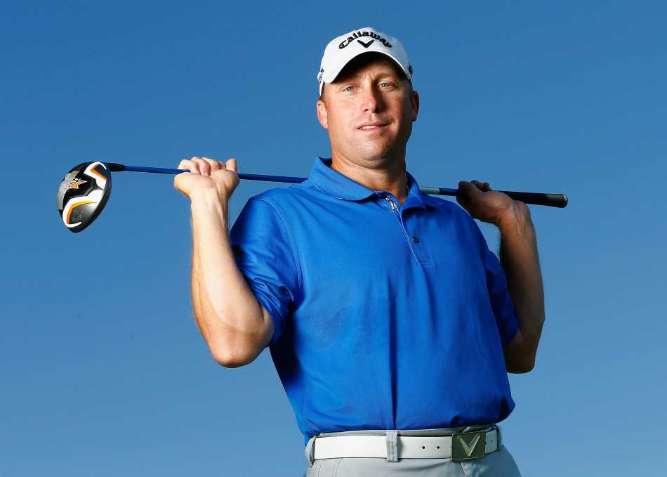 传奇教练布奇·哈蒙手指远方，正悉心指导球员调整挥杆动作