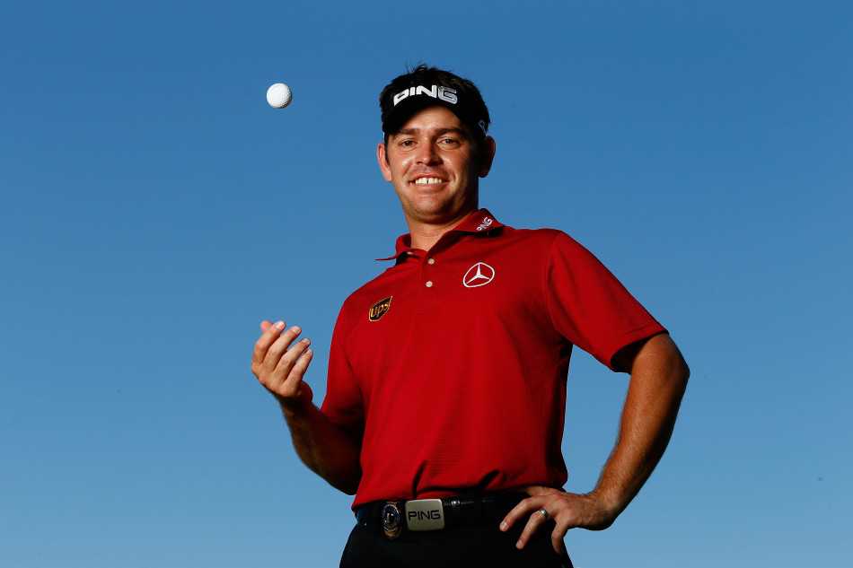 乌修仁面带微笑，轻松将球杆扛在肩头，展现出大战前的从容与自信