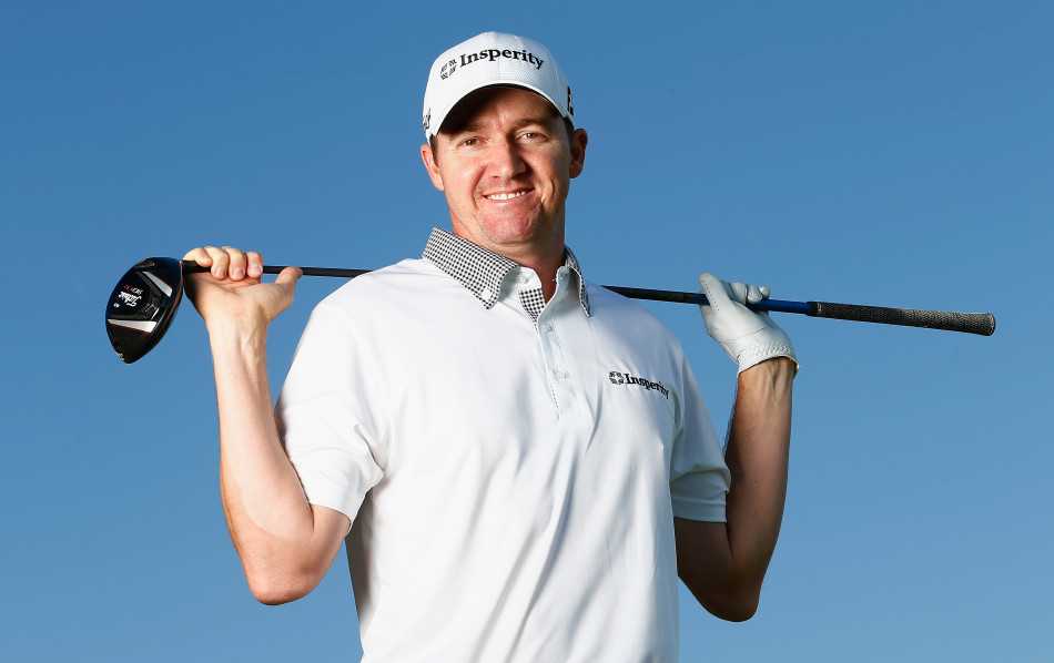 乌修仁在练习果岭旁，神情专注地用手指轻捏小球，仔细感受其表面纹理与状态