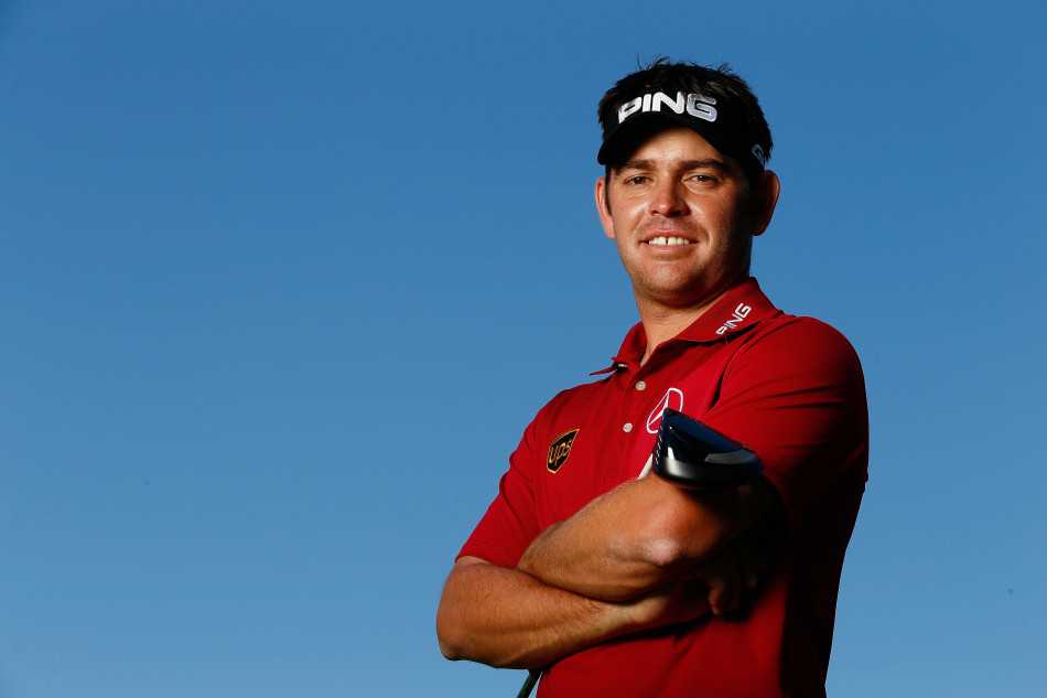 詹森·杜夫纳全神贯注地凝视推杆线路，进行赛前关键的果岭推击练习