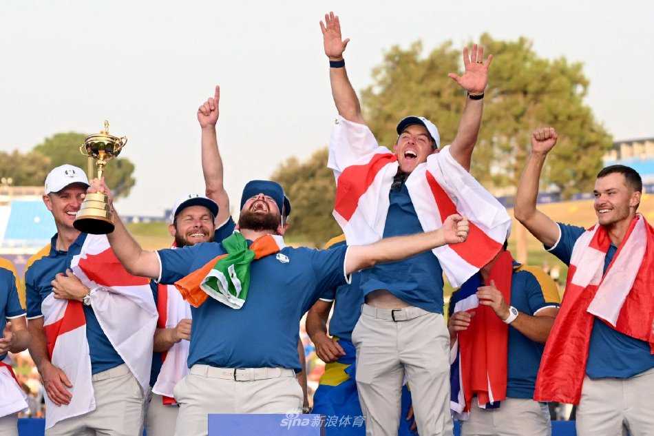 意大利罗马郊外的球场全景，决赛日的人潮与旗帜汇成一片欢腾的海洋