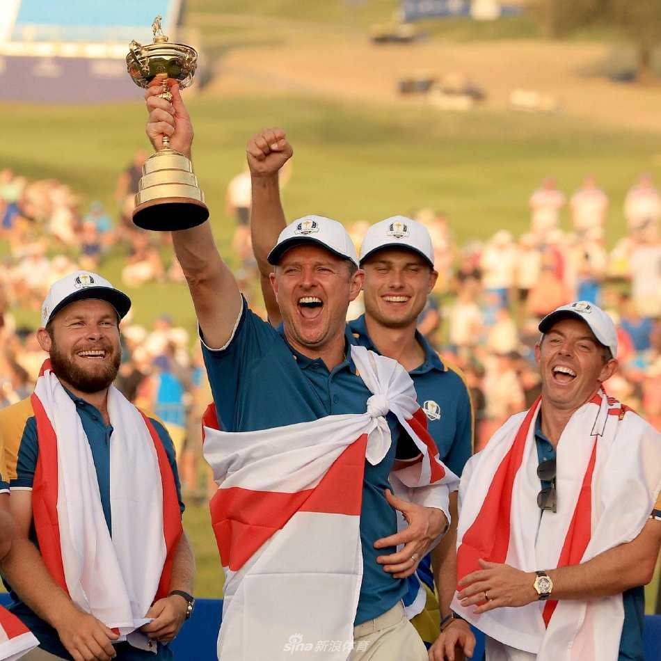 莱德杯奖杯特写，金色的奖杯在聚光灯与欧洲队旗的映衬下光芒四射