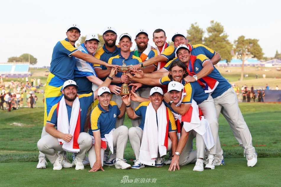 欧洲队队长卢克·唐纳德被队员们高高抛向空中庆祝，身后是马科-西蒙乡村俱乐部的夕阳