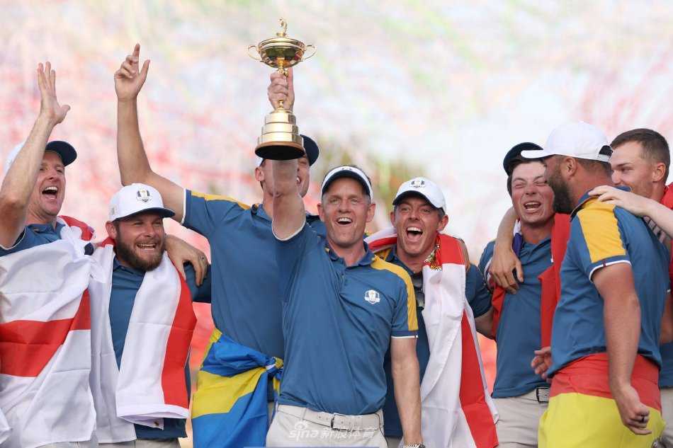 欧洲队全体成员环绕着金光闪闪的莱德杯奖杯，绽放出无比自豪与幸福的笑容