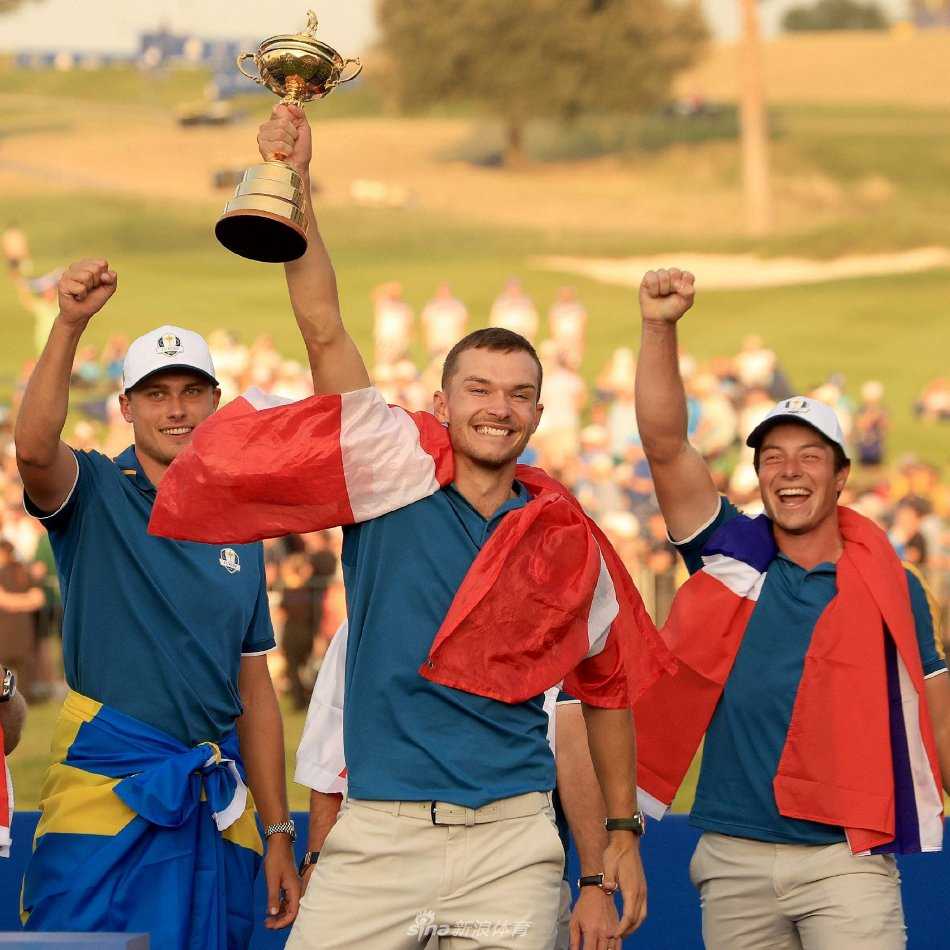 欧洲队队员互相泼洒香槟狂欢，金色的酒液与胜利的喜悦交织飞溅