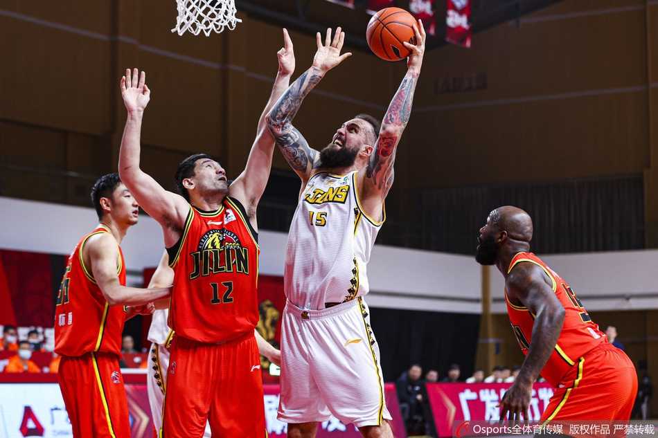 琼斯53分三双力压胡金秋,吉林客场大胜送广厦六连败 吉林队外援琼斯面对广厦防守球员,眼神坚定,单节狂砍20分,彻底点燃了球队的进攻火力。