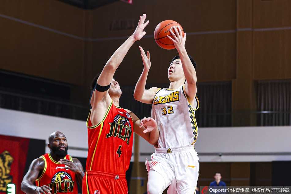 琼斯53分三双力压胡金秋,吉林客场大胜送广厦六连败 广厦队内线核心胡金秋在吉林队员的夹防下,依然强硬地将球高举,准备完成一次关键的篮下进攻。