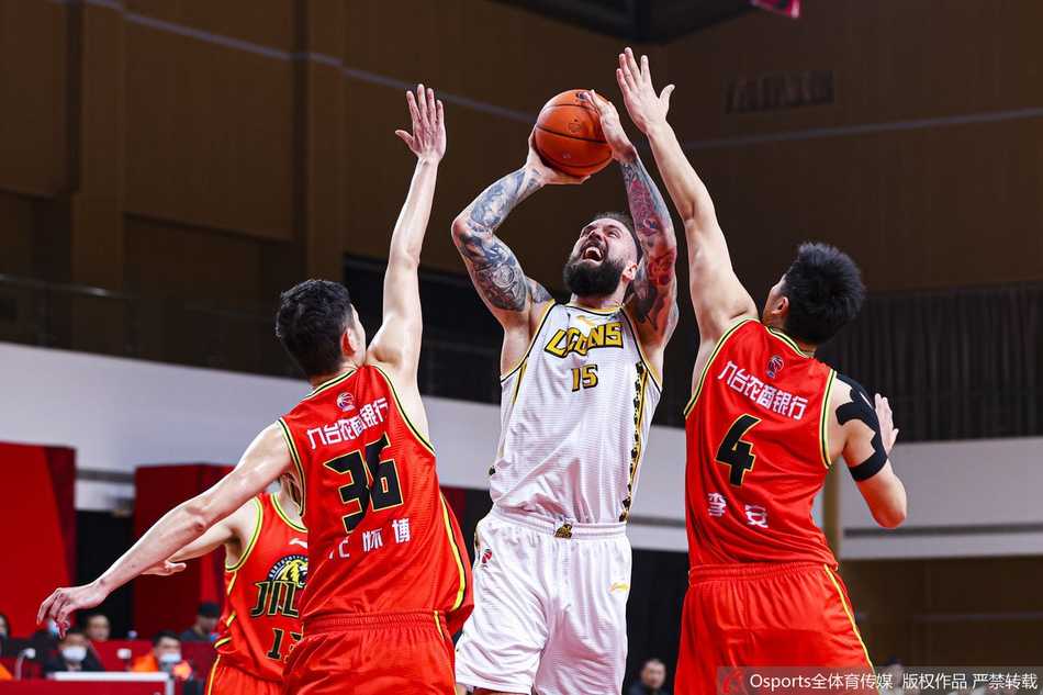 琼斯53分三双力压胡金秋,吉林客场大胜送广厦六连败 吉林球员姜宇星犹如一道白色闪电,快速持球突破广厦队的防线,展现了他出色的冲击力。