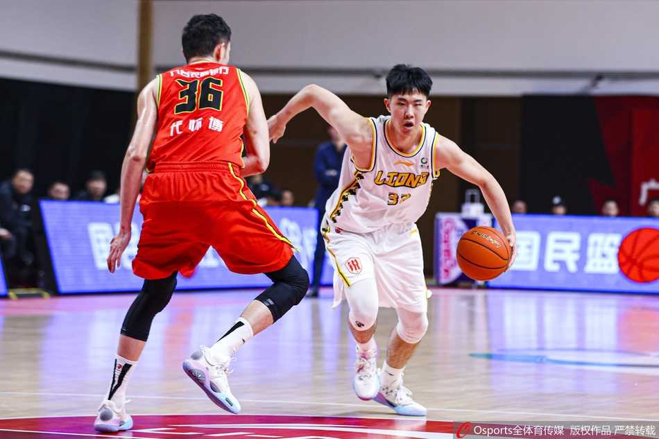 琼斯53分三双力压胡金秋,吉林客场大胜送广厦六连败 广厦外援拉杜利察在吉林内线强起上篮,尽管遭遇三人合围,但他依然凭借力量优势将球放入篮筐。