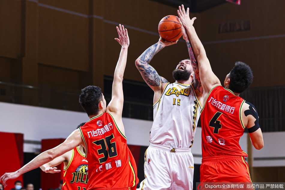 琼斯53分三双力压胡金秋,吉林客场大胜送广厦六连败 吉林队代怀博在外线出手三分瞬间,眼神专注,此前他已经命中了多记关键投篮,让广厦的防守顾此失彼。