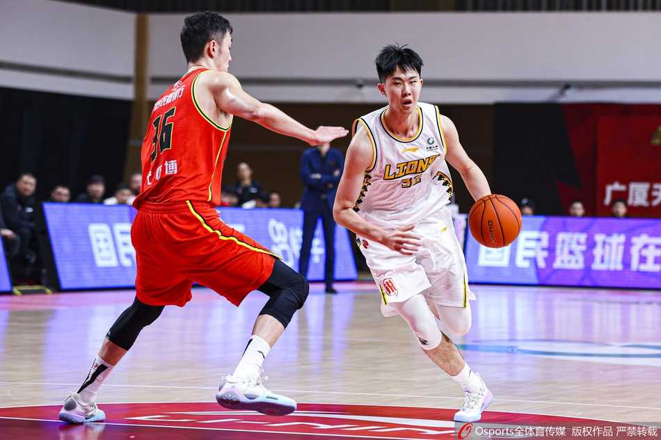 琼斯53分三双力压胡金秋,吉林客场大胜送广厦六连败 多米尼克·琼斯在完成一次高难度抛投后,表情坚毅,这场比赛他砍下53分,几乎以一己之力摧毁了广厦的防线。