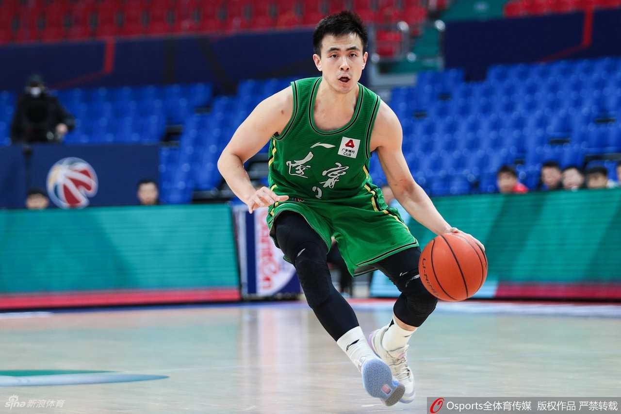 宁波队球员王向彬（中）在辽宁内线群中强行突破上篮，他身边是如林般举起的手臂，但他无所畏惧，脸上写满了年轻的冲击力与不屈。