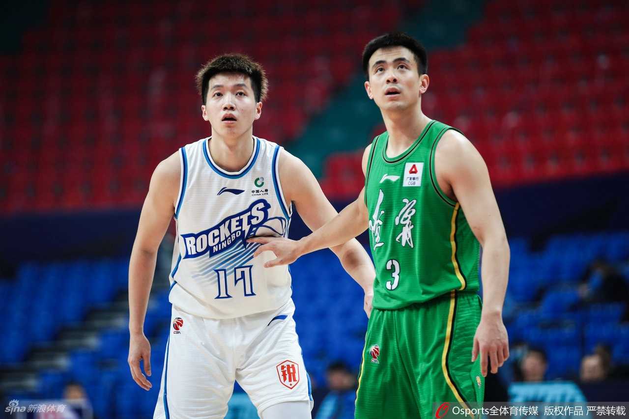 辽宁队主教练杨鸣在场边指挥战局，他一手放在嘴边做成喇叭状，眼神专注而焦急，仿佛要将自己的战术思想直接喊入场上球员的脑海中。