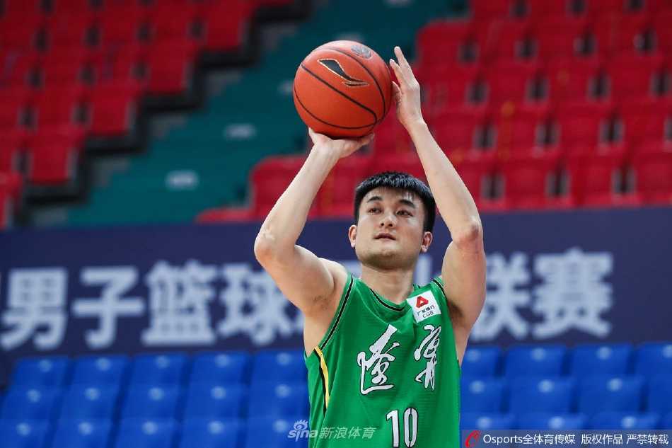 宁波队外援弗拉迪米尔在进攻中凭借身高优势高举高打，辽宁队防守球员在他身前显得稍矮半头，整个画面充满了攻防之间的高度差对比。