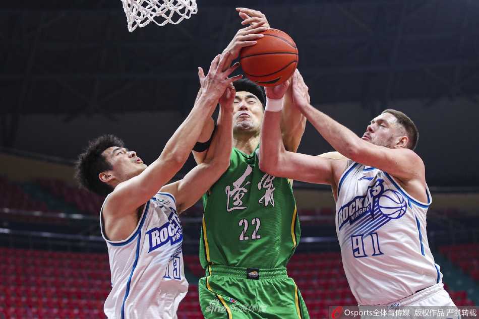 辽宁队外援莫兰德（左）与宁波队外援弗拉迪米尔在篮下肌肉碰撞，莫兰德卡住位置，双手高擎，两人之间的对抗充满了原始的力量感。