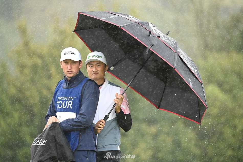 塞巴斯蒂安-索德伯格在凯尔特庄园第7洞果岭边，沉着观察推杆线路，眼神专注如鹰隼