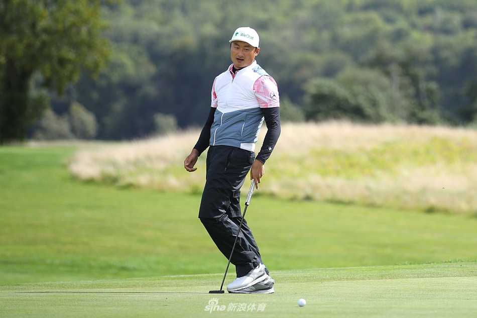 李昊桐在开阔的球道上全力挥杆，阳光勾勒出他充满力量的剪影，球杆划破空气