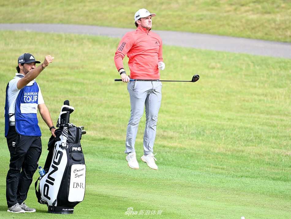 康纳-赛姆在长草中审慎救球，眉头微蹙全神贯注，展现出困境中的冷静