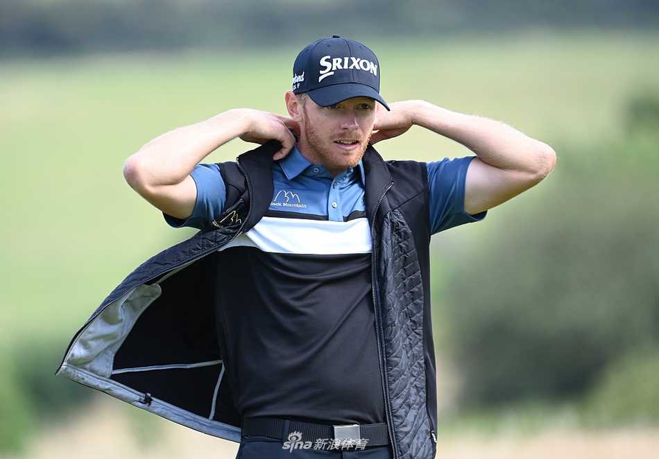 埃多奥多-莫里纳利在湖畔三杆洞优雅完成劈起杆，小球在空中划出完美抛物线飞向果岭