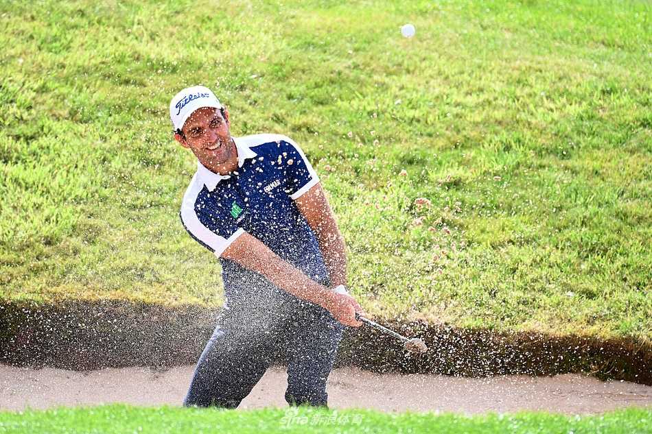 托马斯-皮特斯在发球台上霸气开球，身体完全舒展，彰显出惊人的爆发力