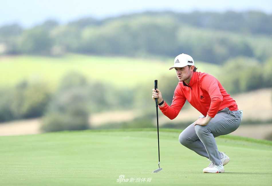 凯尔特庄园风景如画，夕阳余晖洒在起伏的球道与湖泊上，球场宁静而壮美