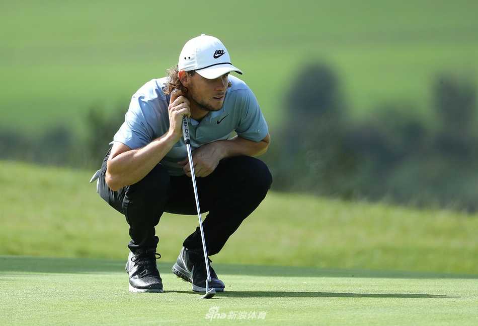 索德伯格推入关键小鸟推后，握拳轻声庆祝，脸上露出坚定而克制的笑容