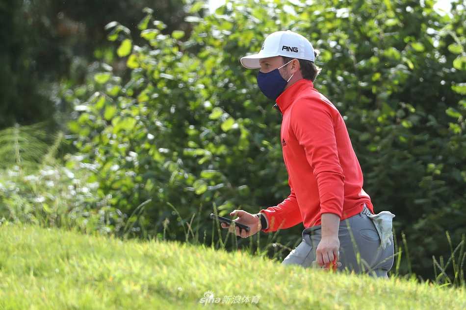 赛事观众聚集在果岭周围，屏息凝神观看球员推击，共同营造出大赛的紧张氛围