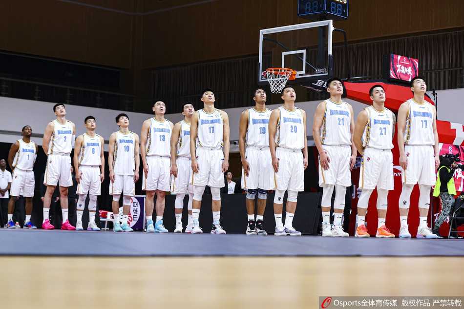 残阵辽篮掀翻三冠王,内线青春风暴洞穿京城铁骑 赵继伟面对北京队的贴防,如同轻盈的舞者,手腕轻抖送出一记贯穿全场的长传,篮球划出美妙的弧线,瞬间撕破了对手的整条防线。