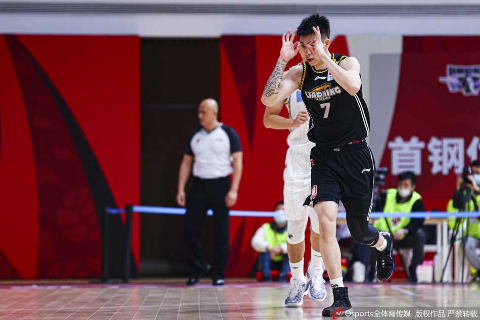 残阵辽篮掀翻三冠王,内线青春风暴洞穿京城铁骑 西蒙斯在反击中如大鹏展翅般单臂滑翔飞扣,身体在空中完全舒展,仿佛挣脱了地心引力,将全场的气氛瞬间点燃至沸点。