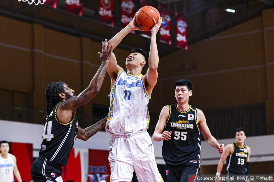 残阵辽篮掀翻三冠王,内线青春风暴洞穿京城铁骑 方硕面对辽宁队密不透风的防守,强行干拔三分,篮球在空中旋转,寄托着北京队追分的最后希望,但眼神中却透出一丝无奈与不甘。