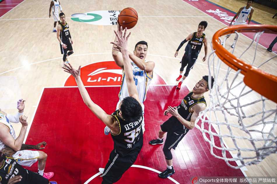 残阵辽篮掀翻三冠王,内线青春风暴洞穿京城铁骑 终场哨响,辽宁队的替补球员们兴奋地冲进场内,与场上英雄紧紧相拥,一张张年轻的笑脸在灯光下格外灿烂,这是属于青春篮球的胜利狂欢。