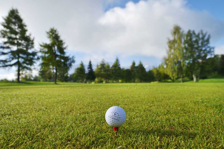 冬日雪后酒店露台上覆盖着蓬松新雪，木质躺椅在阳光下投射出悠长影子