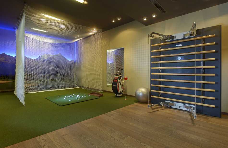 黄昏时分泳池水面倒映着燃烧般的晚霞，彷佛天空与山脉在水中共舞