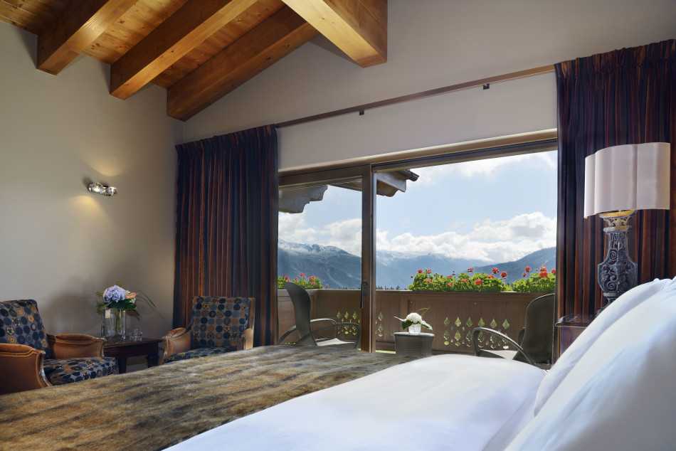 米其林餐厅内水晶灯折射温暖光芒，精致餐具与窗外星空下的山影相映成趣